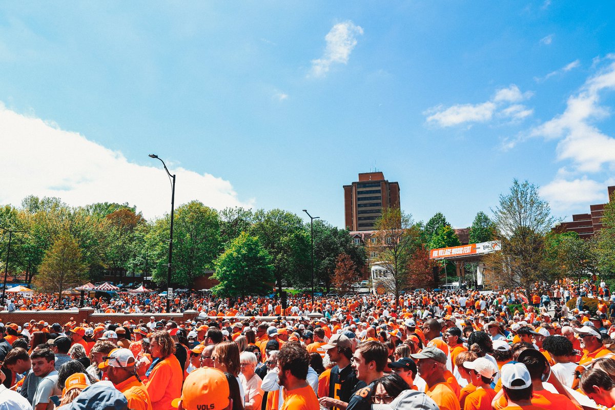 Vol_Football's tweet photo. feels like fall 😳

#GBO 🍊 https://t.co/MlbcRf51b4