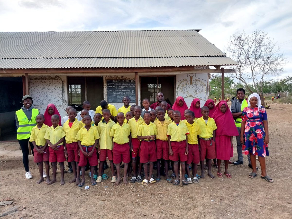 AngelaAnstridis's tweet image. I was privileged to be among the youths who worked with and for the community in the OOSC Data Verification-KwaleCounty.Thank you @YunitokKenya @YomaAfrica @UNICEFKenya @UNICEF for the opportunity and great work you do for our communities #ForEveryChild #OutOfSchoolChildren