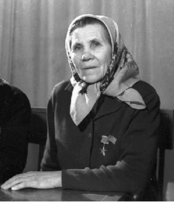 #90роківГолодомор Надія Заглада, Герой Соціалістичної Праці СРСР, яка брала участь у вилученні зерна в односельців. Згодом, коли від голоду померли її сусіди, всиновила та "виховала" 22-х дітей-сиріт.