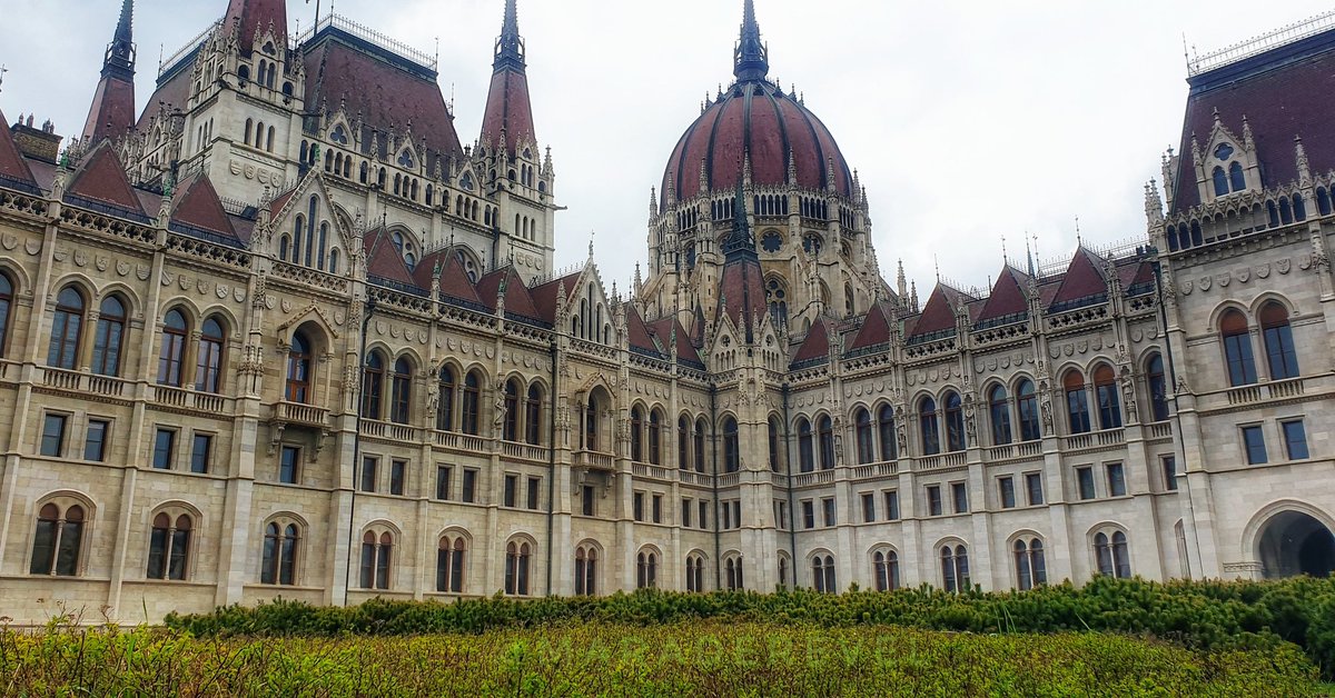 Looks like #PalaceofWestminster but it's #HungarianParliament 🙂Both #buildings represent #GothicRevival style, thus the resemblance. I❤ this #travelplace #architecture #hungary #travel #traveler #traveller #citybreak #sightseeing #photography #photo #monumentaleurope #eurotrip