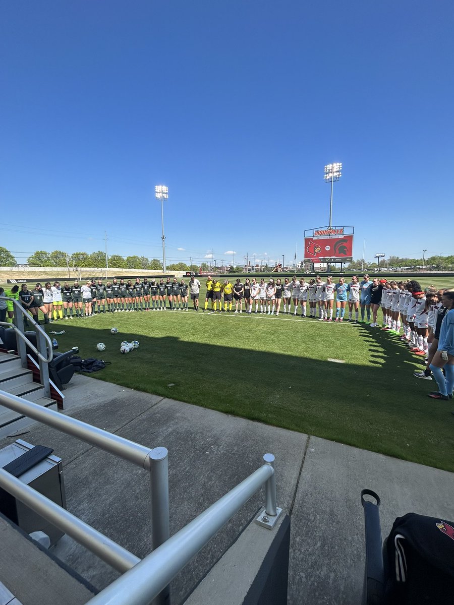 LouisvilleWSOC's tweet photo. Coming together to honor those touched by the tragedy this week ❤️

#LouisvilleStrong https://t.co/FGTNbgfLRI