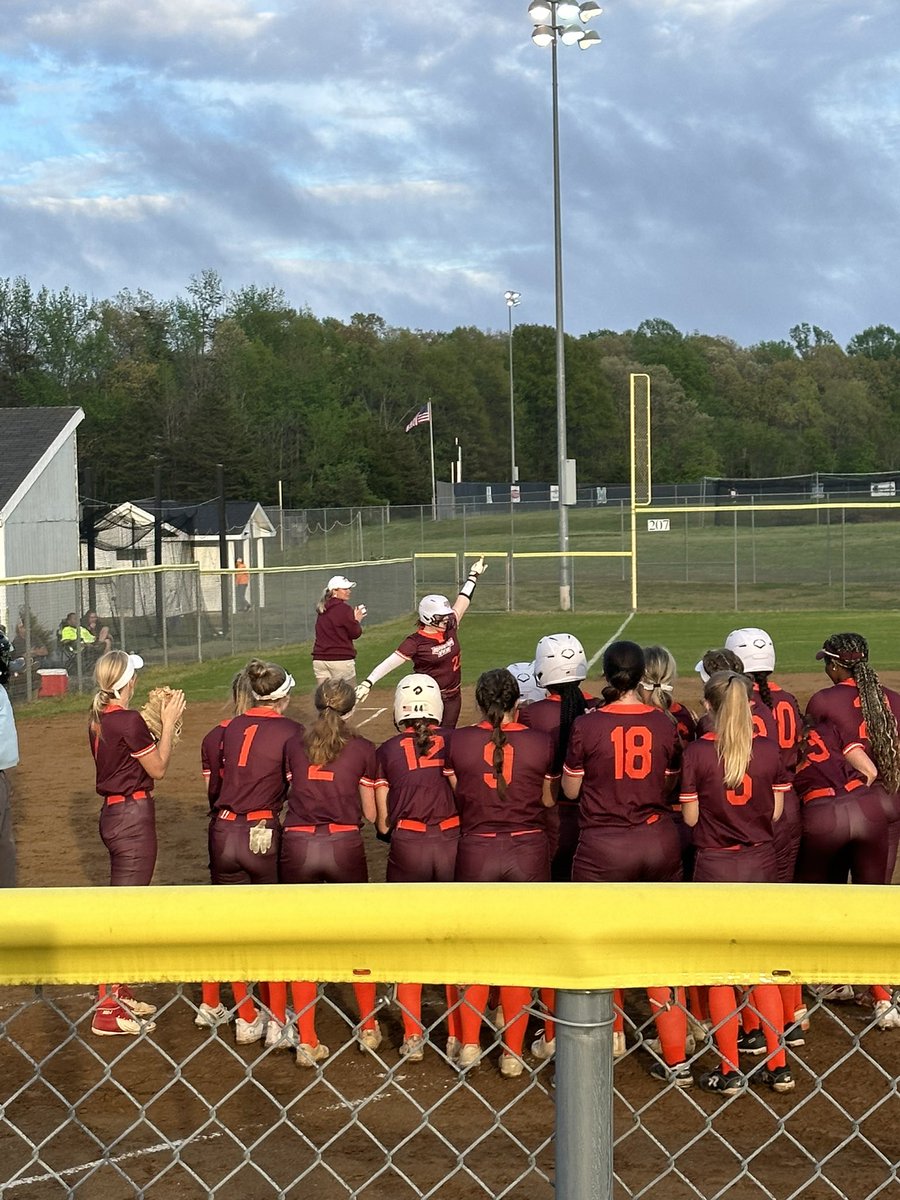 Mcleodsoftball's tweet photo. Grand Slam for the #freshie 
Let’s go View!! ❤️❤️#BeTheFire @mvhs_sball @GloryBuker @FocusPerformVA @CoastalSoftball @UVASoftball @CoastRecruits @CULionsSoftball @CoachSmith2121 @ExtraInningSB @LegacyLegendsS1 @VAGloryFP https://t.co/2gqxTNzRJn