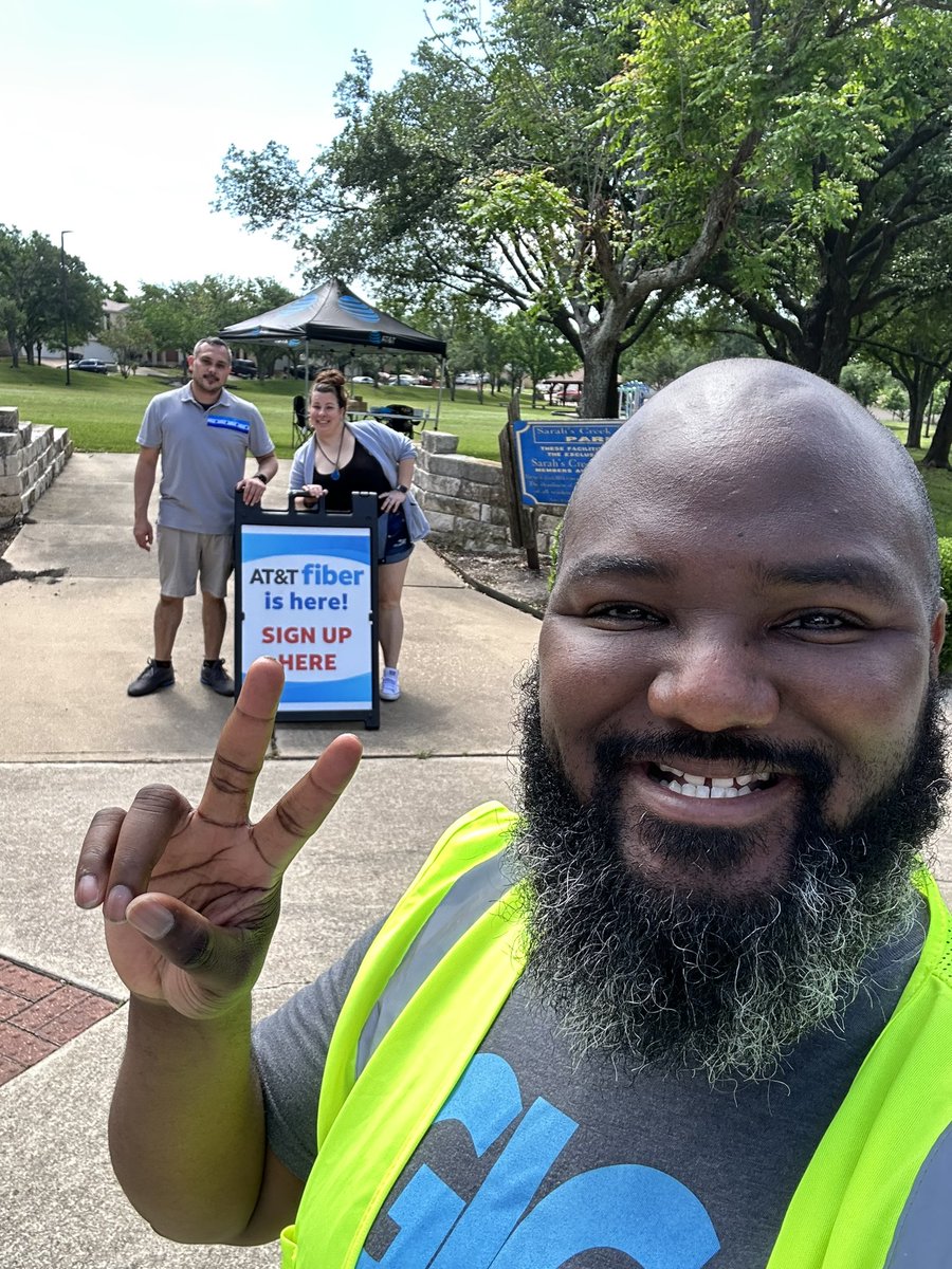 ikenbuild1's tweet photo. Pflugerville &amp; Sarah Creek! Come see me and two of my fiber experts from @CedarParkATT! Your area is green lit for ATT FIBER &amp; we are ready to set you up! #ATT #Fiber #HyperGig #Gigillionaire #STX #Austin https://t.co/2XUNDloAc0