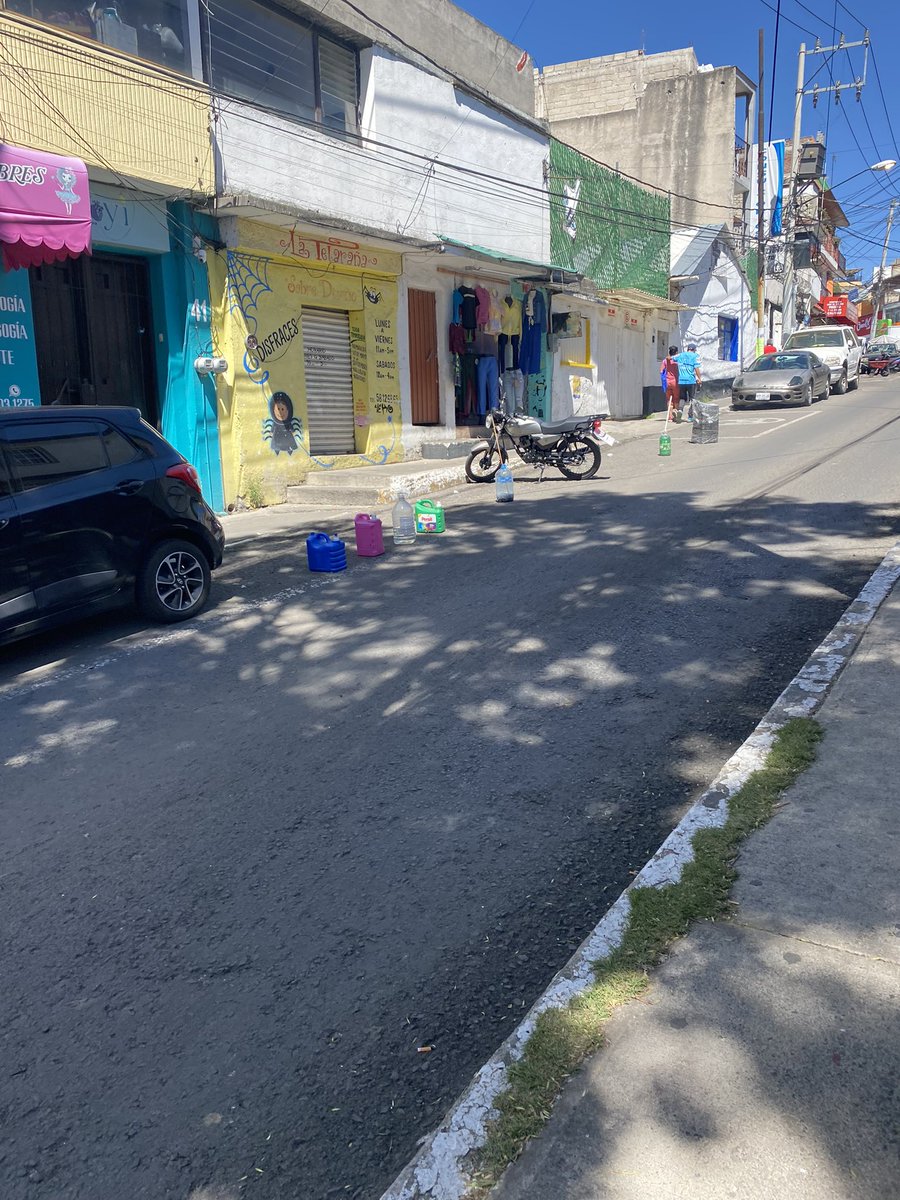 magant83's tweet photo. @UCS_GCDMX @AdrianRubalcava @AlcCuajimalpa Estos locales siempre apartan la vía pública (calle Ocampo con esquina Castorena) con sus objetos, se les ha levantado reportes acudiendo para “retirarlos” pero los vuelven a colocar. Esperando su pronta atención https://t.co/6FZZHzuFuy