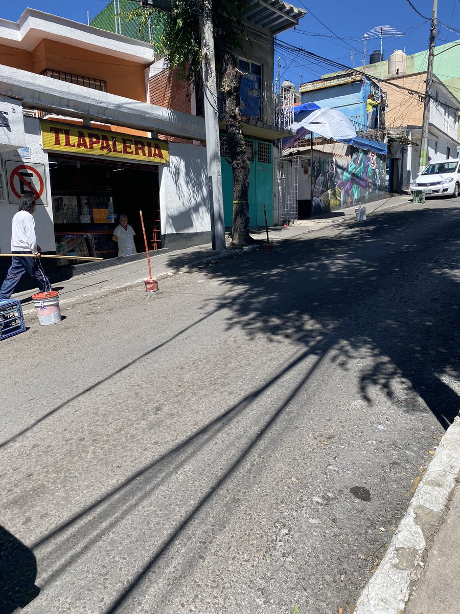 magant83's tweet photo. @UCS_GCDMX @AdrianRubalcava @AlcCuajimalpa Estos locales siempre apartan la vía pública (calle Ocampo con esquina Castorena) con sus objetos, se les ha levantado reportes acudiendo para “retirarlos” pero los vuelven a colocar. Esperando su pronta atención https://t.co/6FZZHzuFuy