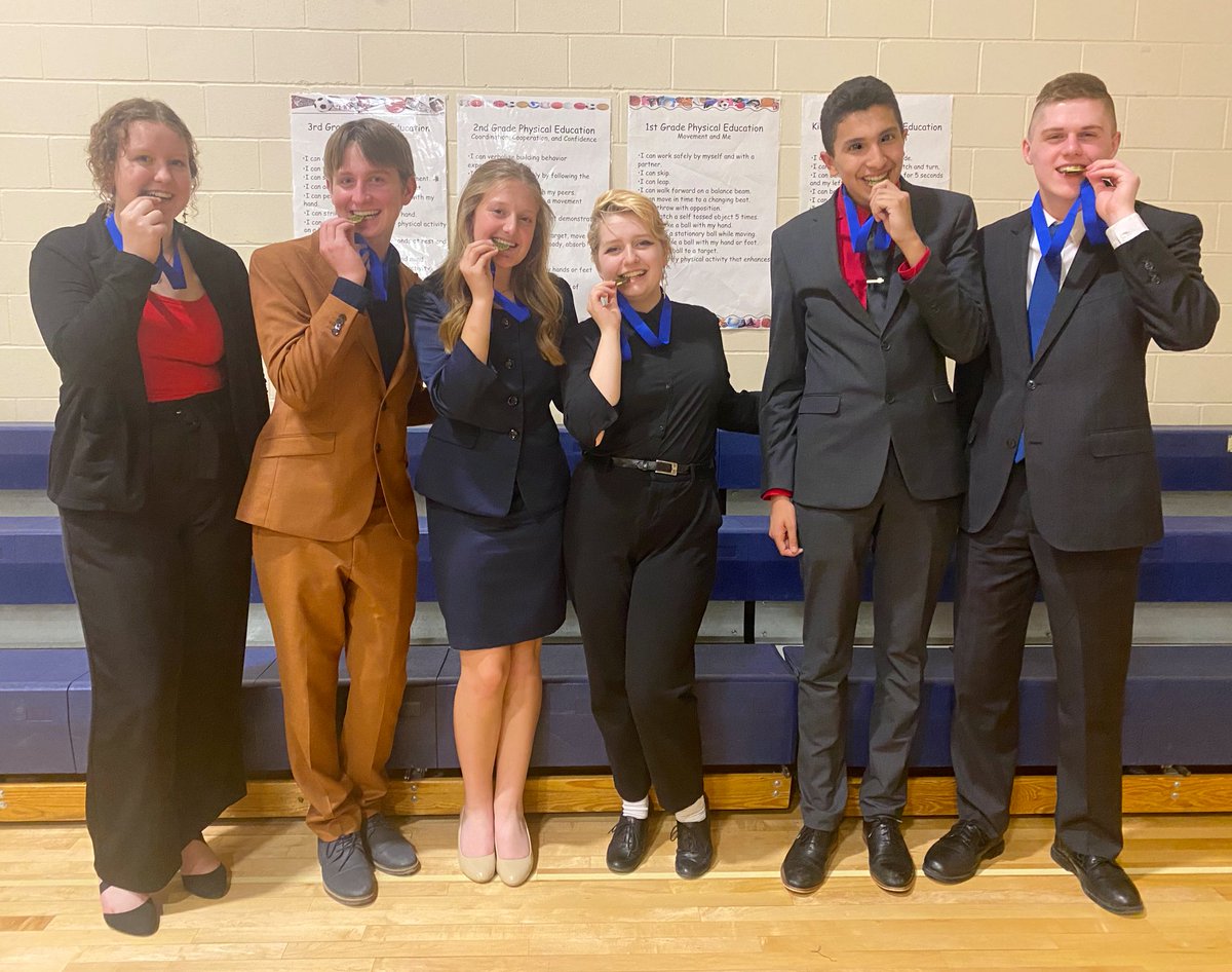 MrsKPWalker's tweet photo. Section 2A Speech Individual Champions from Fairmont were Kelsey Hunter (Informative), Grace Simpson & Oliver Thedens (Duo), Lauren Wheeler (Creative), Dominick Lund-May (Extemp Speaking), and Isaiah Lockwood (Great Speeches). #FmtSpeech #FmtCards https://t.co/Ebz0FmklM9
