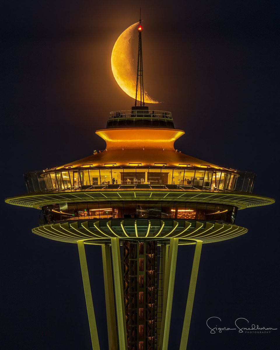 sigmas's tweet photo. That gorgeous #crescentmoon rising in #Seattle this morning. Thankfully clouds cooperated on the day of this moon cycle when the spot to capture this alignment happened to be my deck. https://t.co/y7gTYB7Lx0