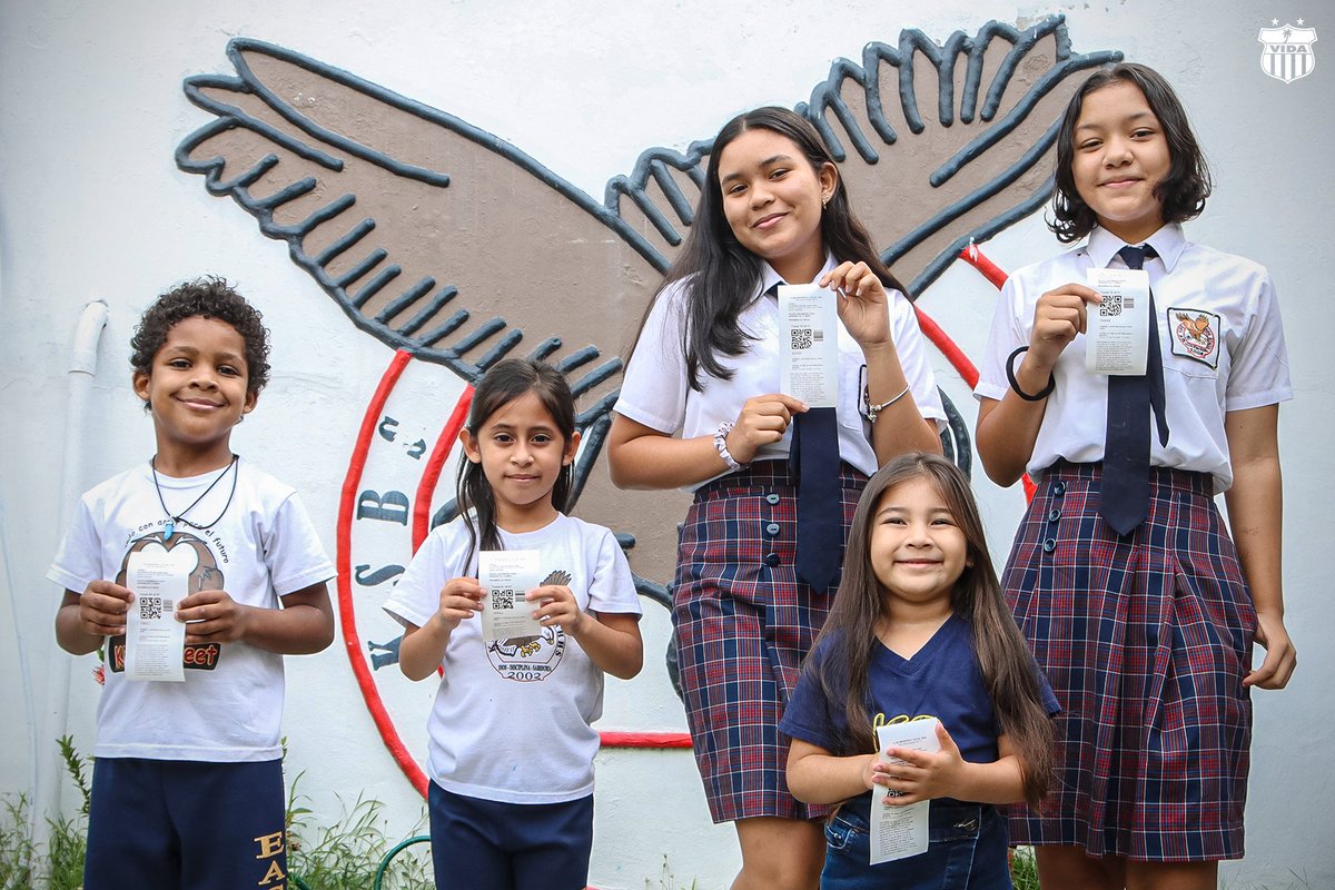 cdsvidaoficial's tweet photo. ¡A disfrutar el Clásico 🌴🦀!
Nos alegra contar con el apoyo de los estudiantes de las escuelas New Hope y St. Theresa el día de hoy. ¡Gracias por unirse a nosotros en el #ClasicoCeibeño!
.
Recuerda Sector de 𝗦𝗼𝗹 ☀️ 𝗮 2️⃣ 𝘅 1️⃣ 
.
 #VamosCocoteros #CDSVIDA #VidaDXVida https://t.co/IMtvjIS7ww