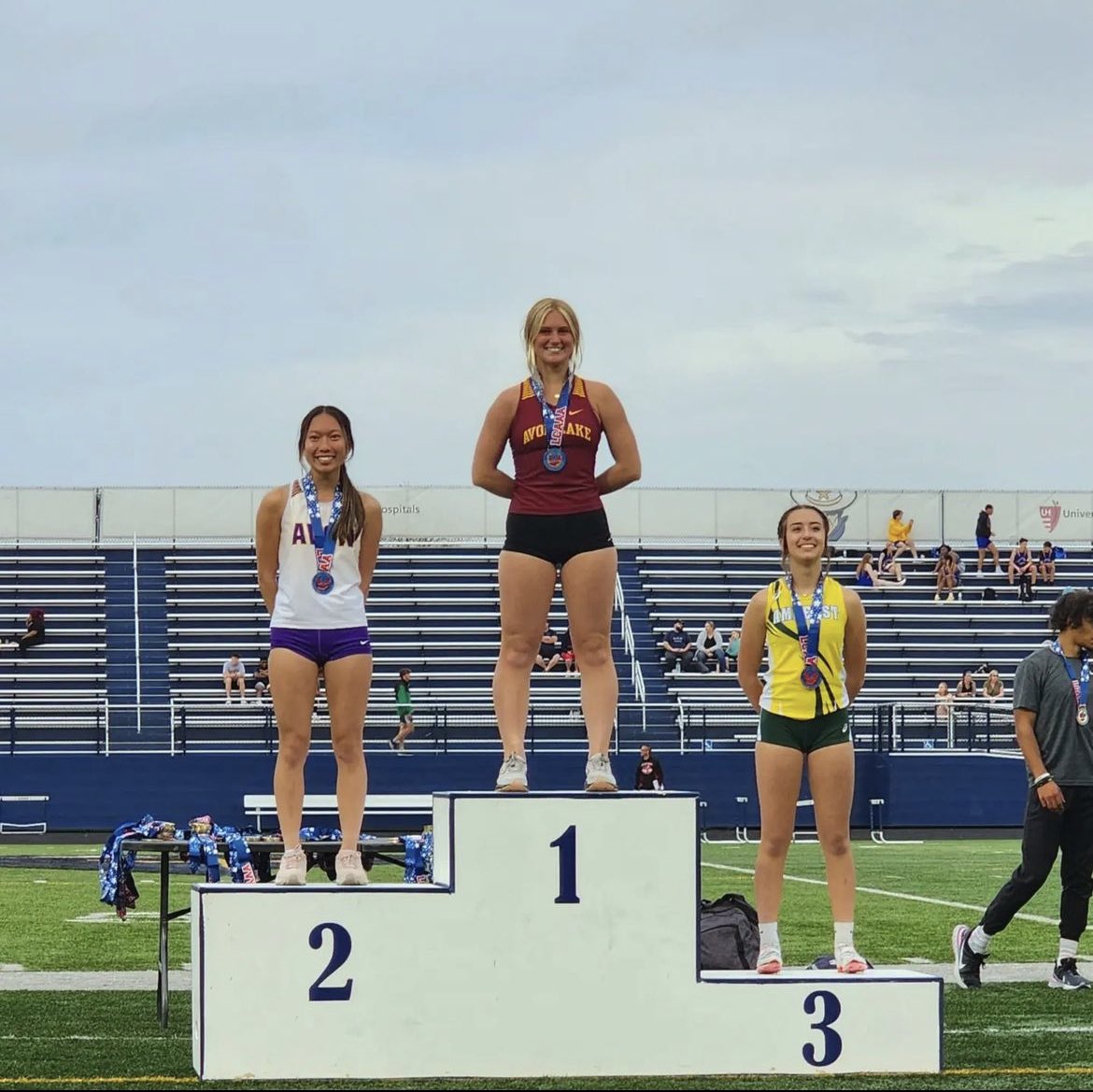_sophiahoffman's tweet photo. Placed first at the Lorain County Invitational with a height of 9’6” https://t.co/VYzgD3gSrH