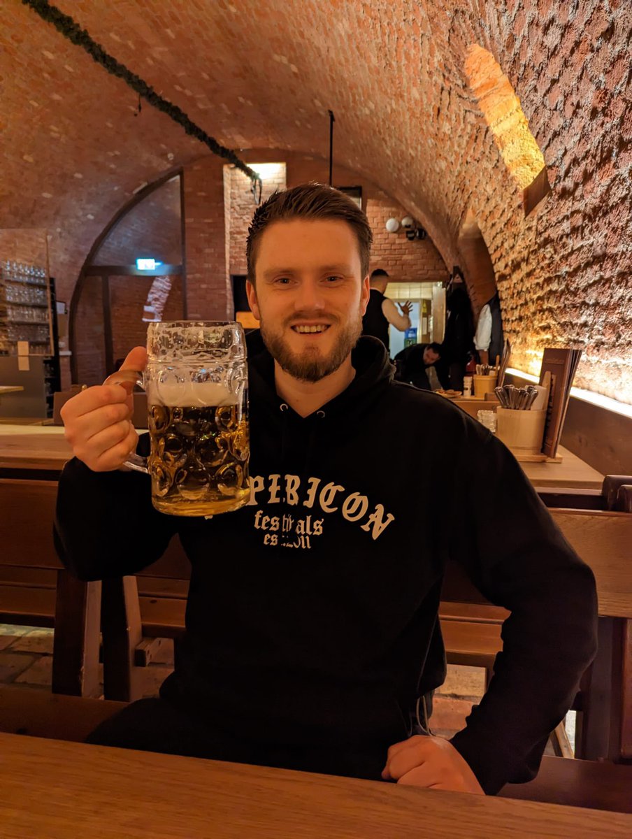 Oloborus's tweet photo. Gifts might be slow 🍺 #Munchen #Beir #Germany #Augusteinerkeller https://t.co/GhLrr4n6ed