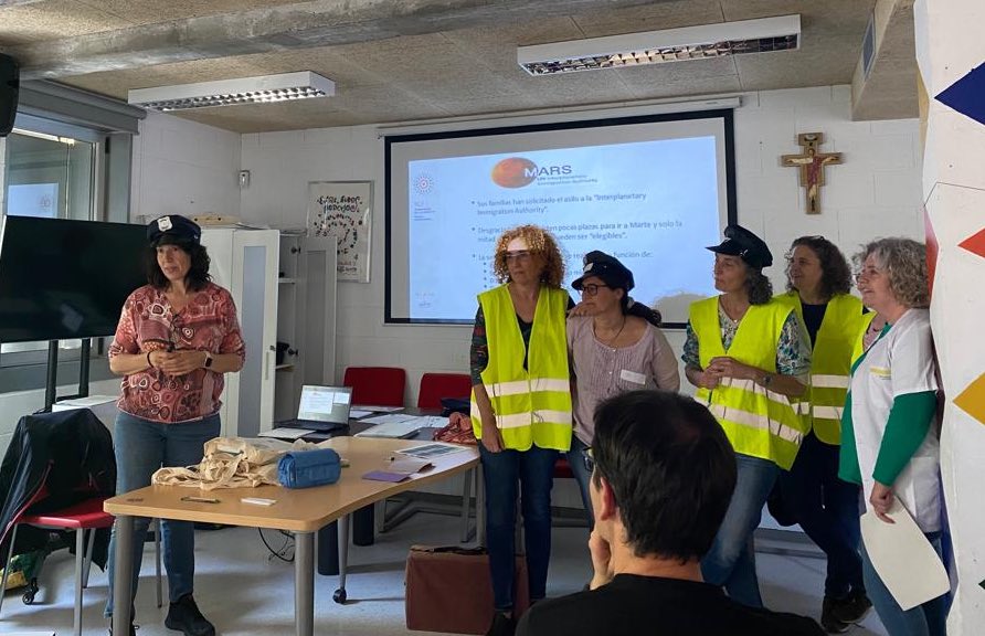 ¡Menudo revuelo han causado las de <a href="/cocoopsi/">COCOOPSI</a> con su “Refugee Escape Room”! 🌪️🏃🏾‍♀️

#InequiencuentroSemFYC23

Año 2084. Debacle climática asola nuestro planeta. 🔥 Una única nave 🚀 despega hacia Marte… ¿Será tu familia una de las afortunadas en escapar?