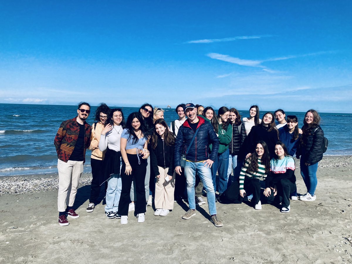 DavidDelCarlo's tweet photo. Un classico delle gite per la seconda: Ravenna. Con una puntatina al mare, vista la splendida giornata 😎 #gitascolastica https://t.co/qMT8EkSbDT
