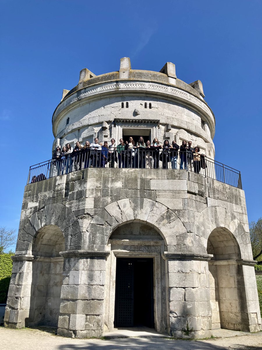 DavidDelCarlo's tweet photo. Un classico delle gite per la seconda: Ravenna. Con una puntatina al mare, vista la splendida giornata 😎 #gitascolastica https://t.co/qMT8EkSbDT