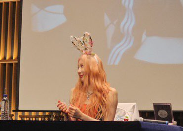 [📸] #Chaeyeon no fansign presencial da M2U hoje. 

cr.: Gorgeous_LCY 

#이채연 #LEECHAEYEON #OverTheMoon #KNOCK