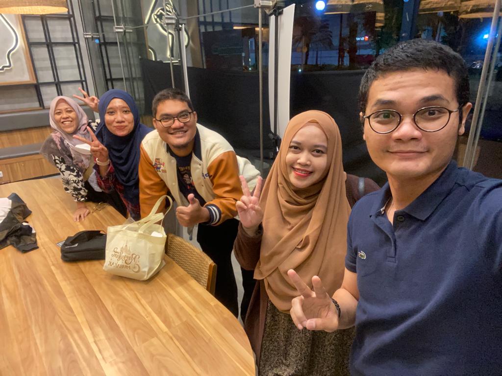 Bukber, gue nya ga puasa 
Perdana motoran ke dr jaktim ke jaksel, demi mengejar waktu berbuka, walaupun tetep telat sih

Kl dipurwokerto motoran lintasi kabupaten, kl dijakarta lintasi kemacetan wkakakak

Btw seneng ketemu kalian ges 🤗