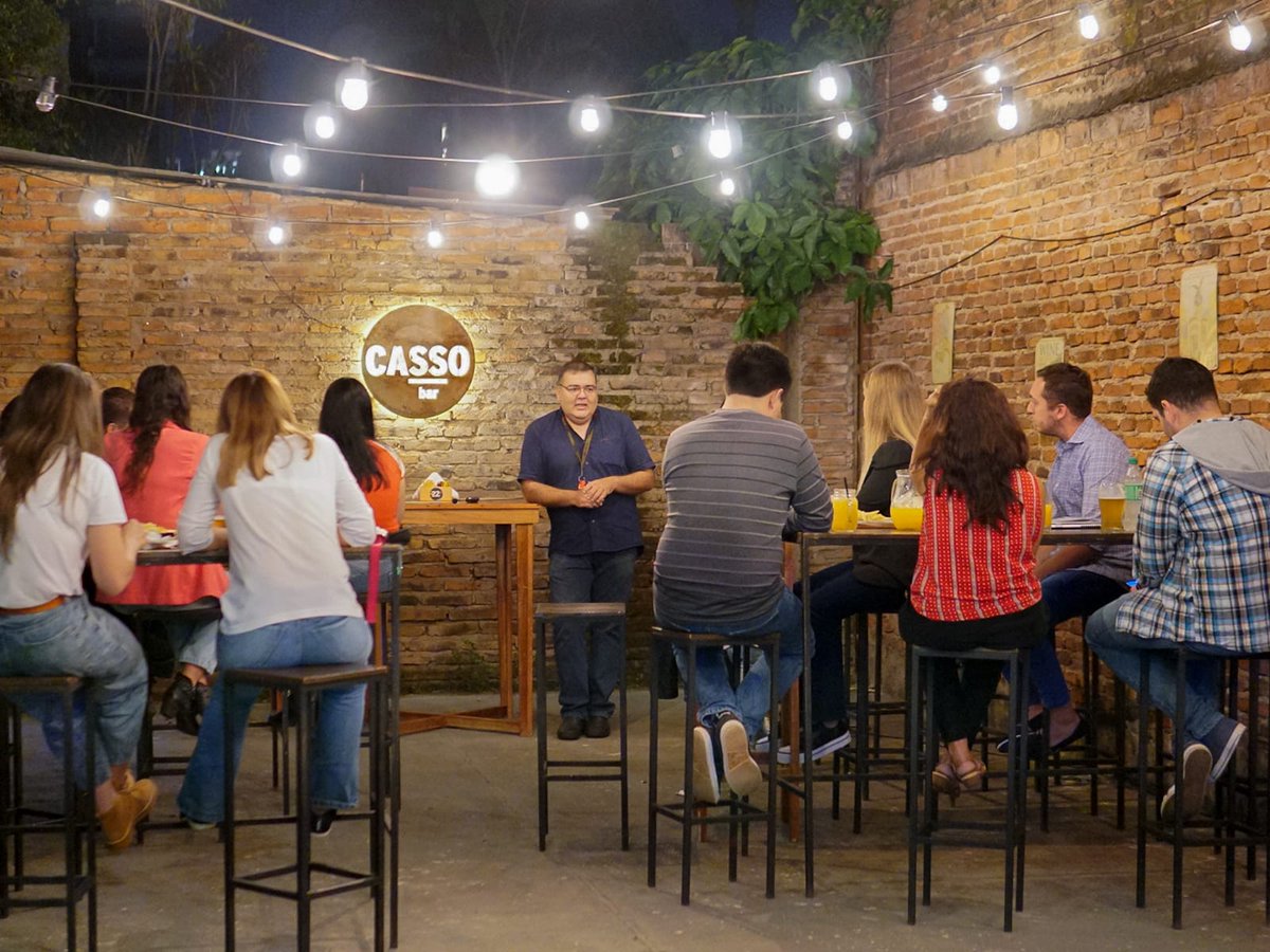 CirculoThay's tweet photo. Se sirvió la primera Tirada Agraria junto a @raiza* 🍻 Este viernes 14 se realizó la 1ra edición con socios, colegas y amigos en Casso Bar, para conocer sobre  hidroponía de triple impacto. 🙌🏻 Gracias Ivana y Hugo por su generosidad. ¡Felicitaciones a Raiza! https://t.co/BqcrfxRKyd