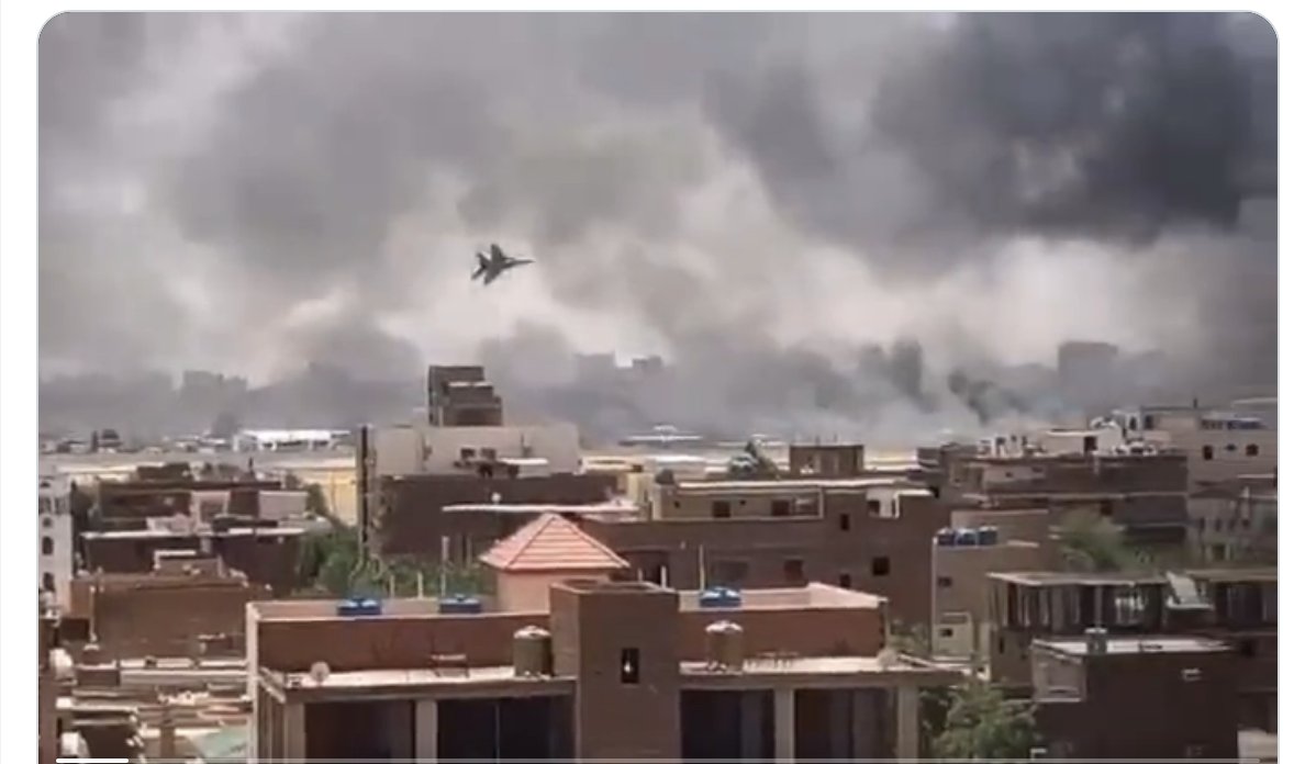 RAbdiAnalyst's tweet photo. This is not Ukraine. This is Khartoum today.

Fighter jet strafes RSF army positions https://t.co/6BDJ8hX1bG