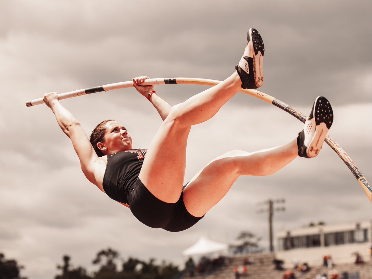 TexasTechTF's tweet photo. Oliva Cade and Sarah Tackitt clear 3.91m (12-10) to stay in the field! 

Both marks are season bests when it comes to outdoor conditions this season. https://t.co/u25HlxpBw2
