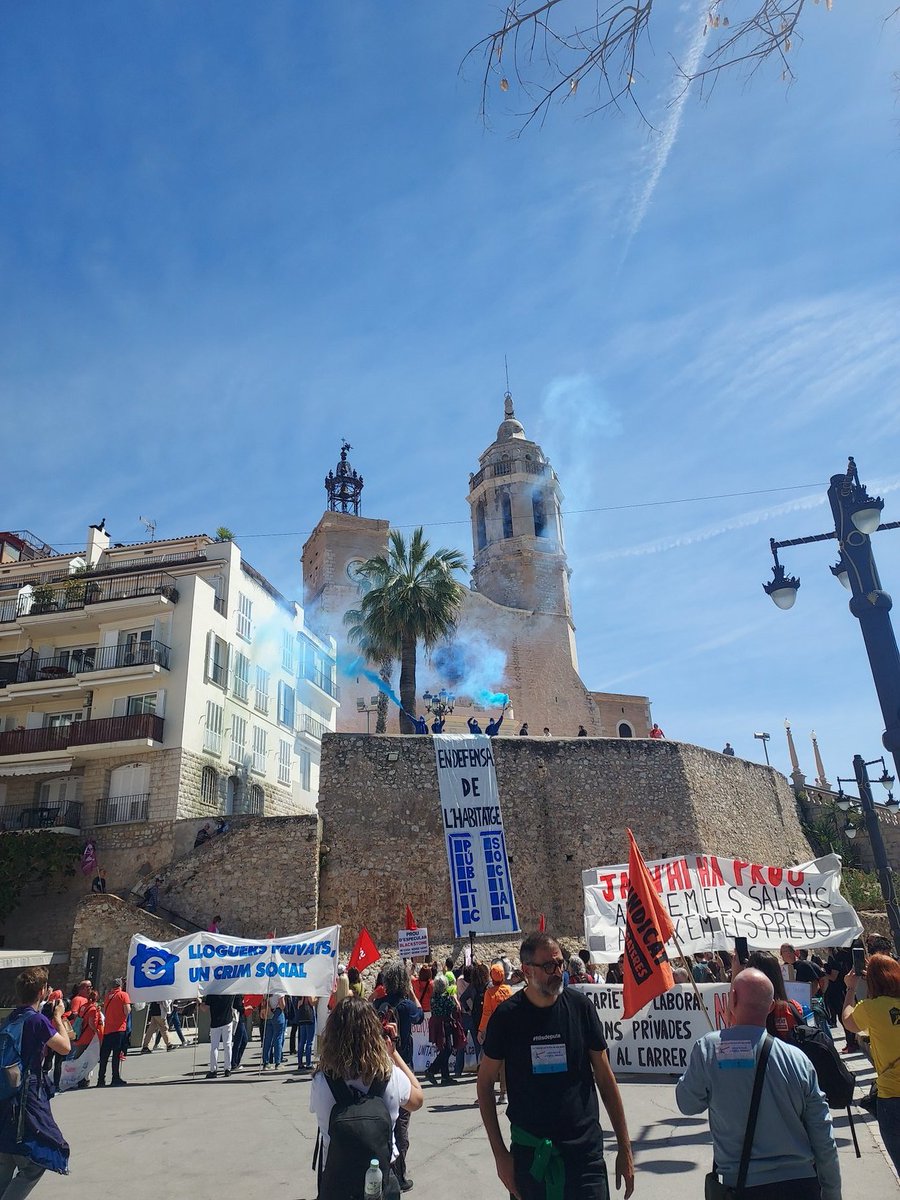 susannasegovia's tweet photo. Prou a l'especulació amb l'habitatge.
La força del moviment social al carrer per denunciar els abusos de la banca i exigir mesures polítiques valentes
Regulem els lloguers ja! #ProuAbusos #HPOPúblicISocial
#destapemlacaixa https://t.co/mtRujhIOce