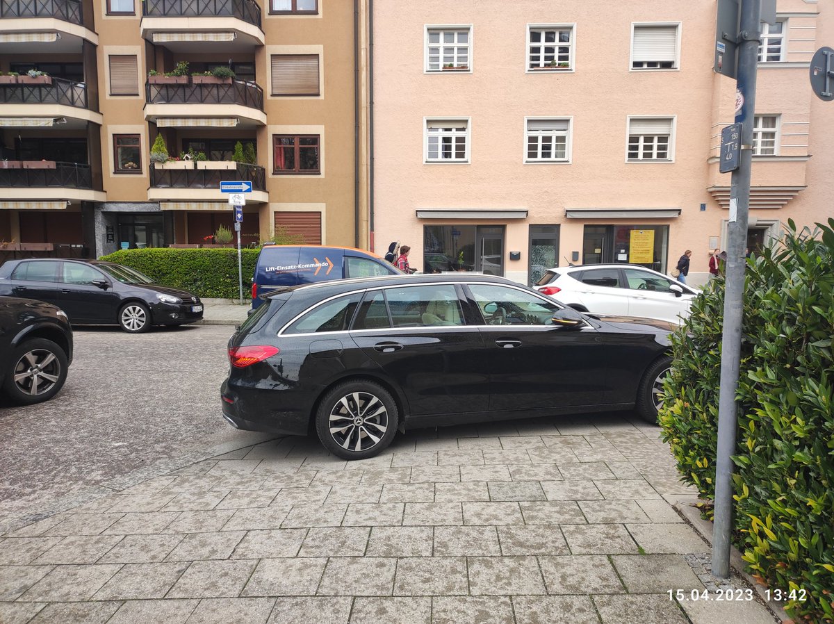 AnjaMuc_WtFMIV's tweet photo. Nur mal um die Ecke zu Penny und zig #Falschparker.
Die #Muenchner #Autofahrer kennen keine Verkehrsschilder u. -regeln.
Tw. mit #Warnblinker sprich #Vorsatz
#RuntervomGehweg https://t.co/cO3IqZ56zs
