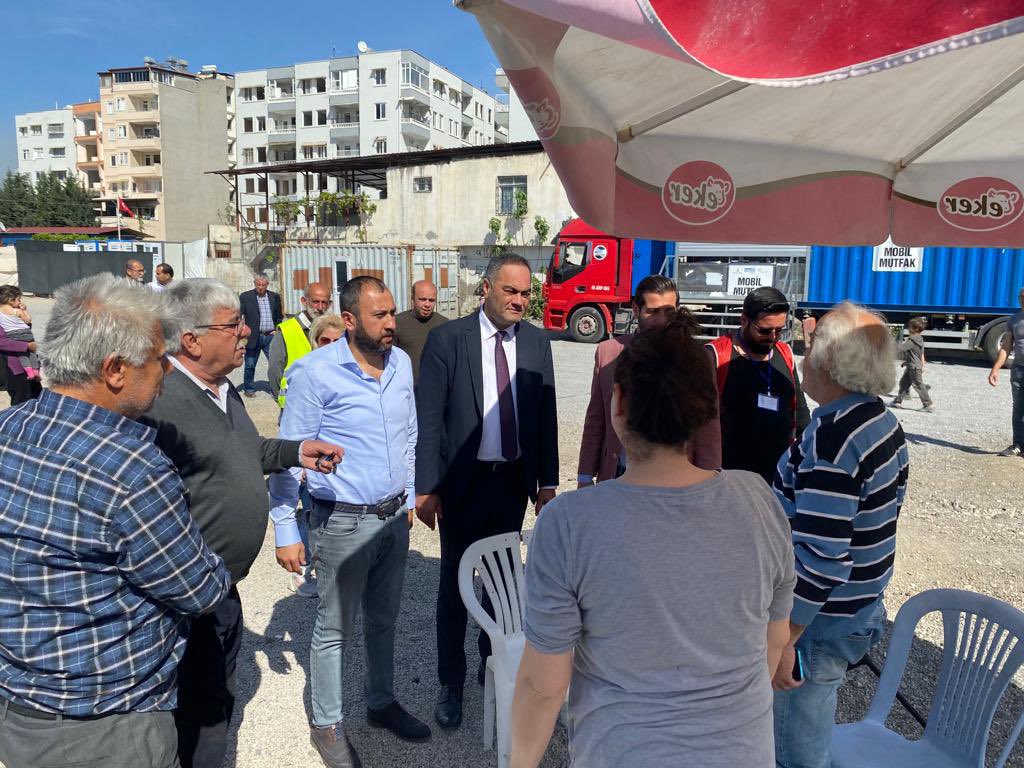 sencercem's tweet photo. CHP İl başkanımız Hakan Tiryaki,Milletvekili adayımız Gökhan Özer ve İl yönetici arkadaşlarımızla Pınarbaşı mahalle muhtarımız Fuat Gezgin’e ziyaret gerçekleştirdik.Çadırkentte vatandaşlarımızın sorunlarını dinledik.
#herseycokguezelolacak https://t.co/DVXhnZqPal