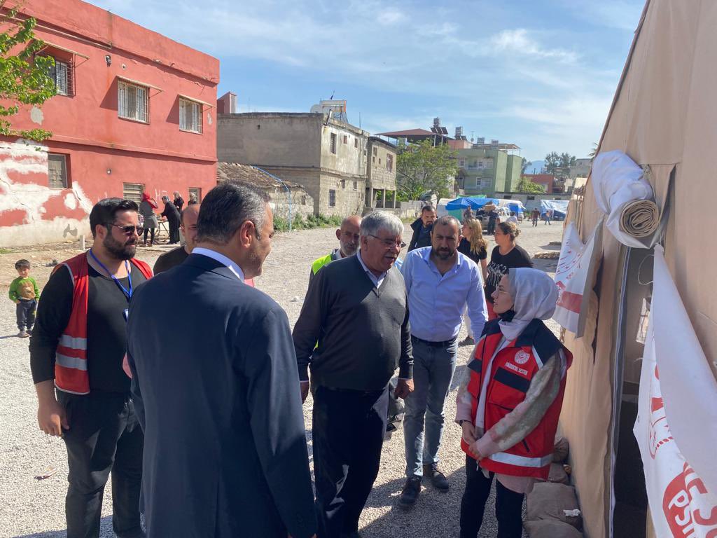 sencercem's tweet photo. CHP İl başkanımız Hakan Tiryaki,Milletvekili adayımız Gökhan Özer ve İl yönetici arkadaşlarımızla Pınarbaşı mahalle muhtarımız Fuat Gezgin’e ziyaret gerçekleştirdik.Çadırkentte vatandaşlarımızın sorunlarını dinledik.
#herseycokguezelolacak https://t.co/DVXhnZqPal