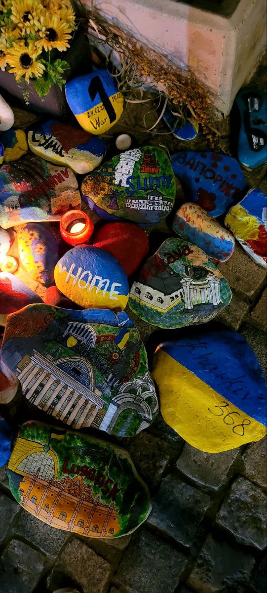 Anchorheart_L's tweet photo. I am excited to show off my new pebbles featuring Ukrainian cities! Each piece is a true work of art that represents the beauty of Ukraine. I invite you to come visit and see them for yourself! #AnchorHeart #PebbleArt #StreetArt #VisitorWelcome https://t.co/fI3TqZdVLj