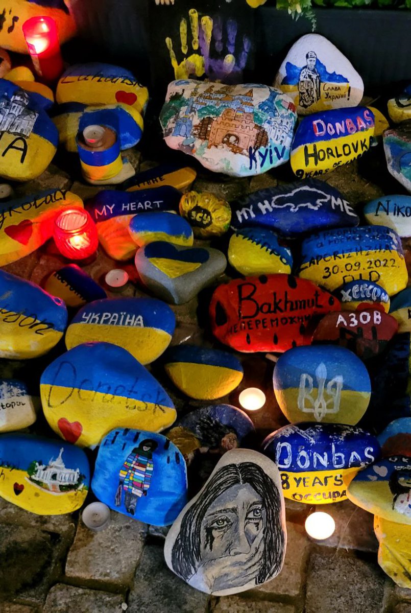 Anchorheart_L's tweet photo. I am excited to show off my new pebbles featuring Ukrainian cities! Each piece is a true work of art that represents the beauty of Ukraine. I invite you to come visit and see them for yourself! #AnchorHeart #PebbleArt #StreetArt #VisitorWelcome https://t.co/fI3TqZdVLj