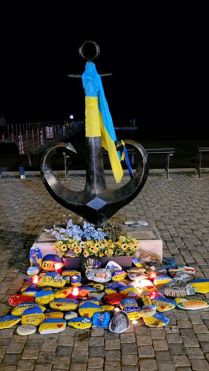 Anchorheart_L's tweet photo. I am excited to show off my new pebbles featuring Ukrainian cities! Each piece is a true work of art that represents the beauty of Ukraine. I invite you to come visit and see them for yourself! #AnchorHeart #PebbleArt #StreetArt #VisitorWelcome https://t.co/fI3TqZdVLj