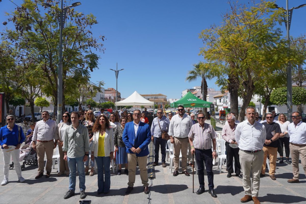 VoxLosPalacios's tweet photo. 📢 ¡Espectacular acogida de la campaña @Cuida_LoTuyo por parte de los palaciegos! 

Estupendas intervenciones de nuestros diputados @AnaRuizVazquez_ y @Javicortes_VOX y el vicepresidente de VOX Sevilla @rafaelmorillo8.

Con nuestro candidato @MoguerManolo, ¡vamos a por todas! https://t.co/8dF1BdXfMT