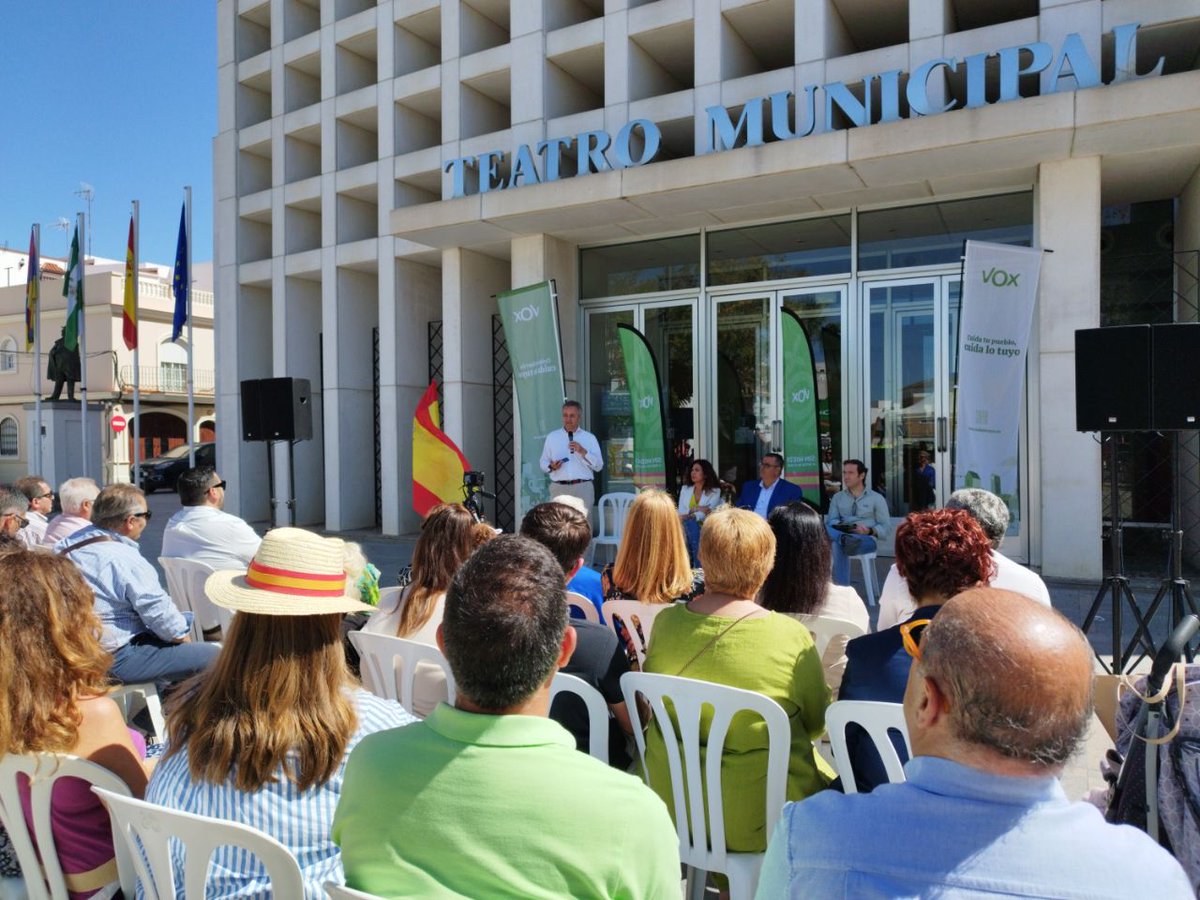 VoxLosPalacios's tweet photo. 📢 ¡Espectacular acogida de la campaña @Cuida_LoTuyo por parte de los palaciegos! 

Estupendas intervenciones de nuestros diputados @AnaRuizVazquez_ y @Javicortes_VOX y el vicepresidente de VOX Sevilla @rafaelmorillo8.

Con nuestro candidato @MoguerManolo, ¡vamos a por todas! https://t.co/8dF1BdXfMT