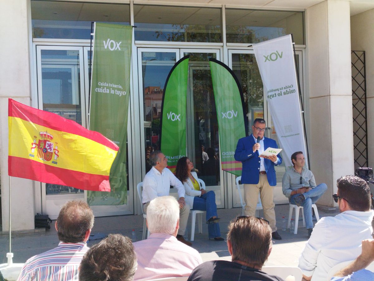 VoxLosPalacios's tweet photo. 📢 ¡Espectacular acogida de la campaña @Cuida_LoTuyo por parte de los palaciegos! 

Estupendas intervenciones de nuestros diputados @AnaRuizVazquez_ y @Javicortes_VOX y el vicepresidente de VOX Sevilla @rafaelmorillo8.

Con nuestro candidato @MoguerManolo, ¡vamos a por todas! https://t.co/8dF1BdXfMT