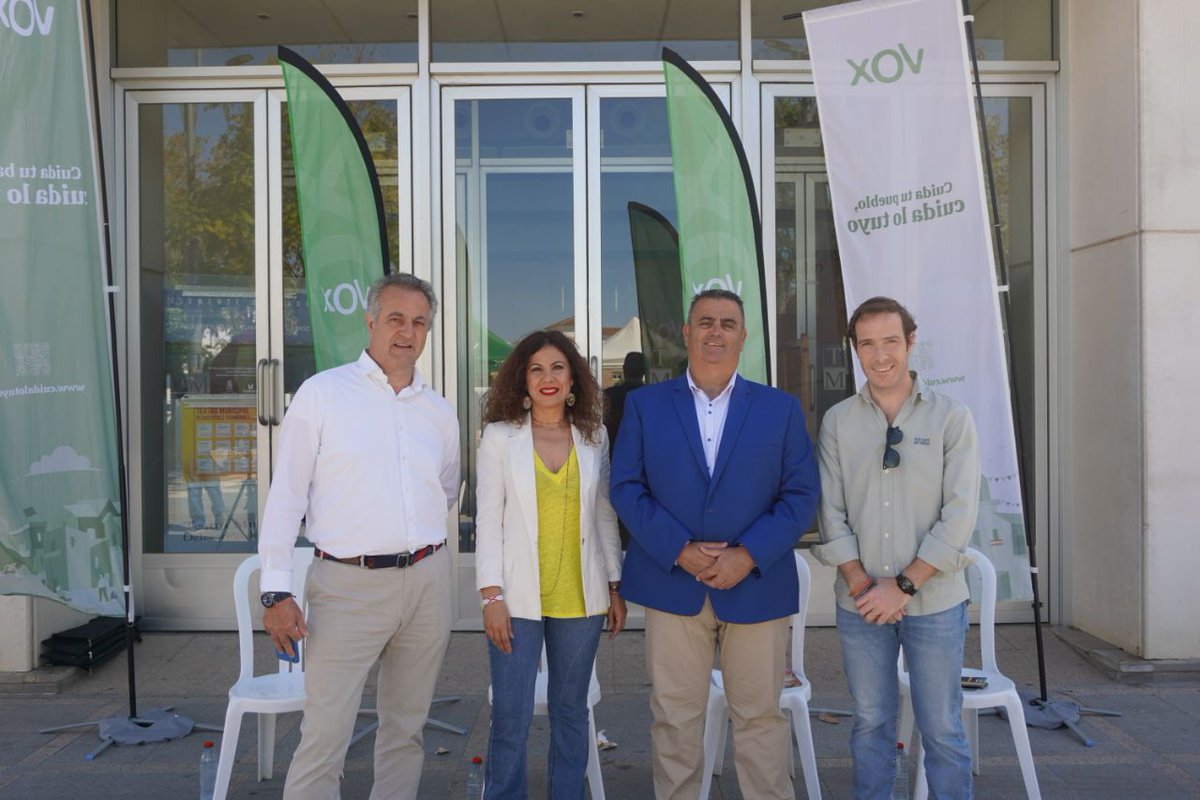 VoxLosPalacios's tweet photo. 📢 ¡Espectacular acogida de la campaña @Cuida_LoTuyo por parte de los palaciegos! 

Estupendas intervenciones de nuestros diputados @AnaRuizVazquez_ y @Javicortes_VOX y el vicepresidente de VOX Sevilla @rafaelmorillo8.

Con nuestro candidato @MoguerManolo, ¡vamos a por todas! https://t.co/8dF1BdXfMT