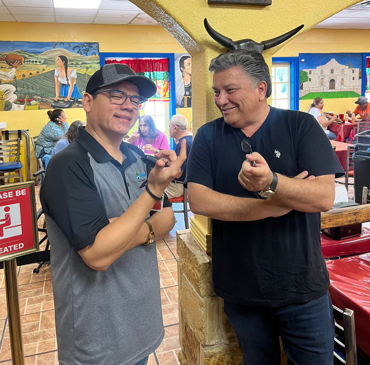 Mi compadre de gira y mi comadre sola en Torreón.
Qué andará haciendo?🤔 
Ya estamos en #LAREDO TX !!
Nos vemos hoy en el SILVERADOS, Reservaciones al 📞956-726-4347. 
Los Mas Masters con mi compadre <a href="/RRamosShow/">Rogelio Ramos</a>.🎤🤣🤣