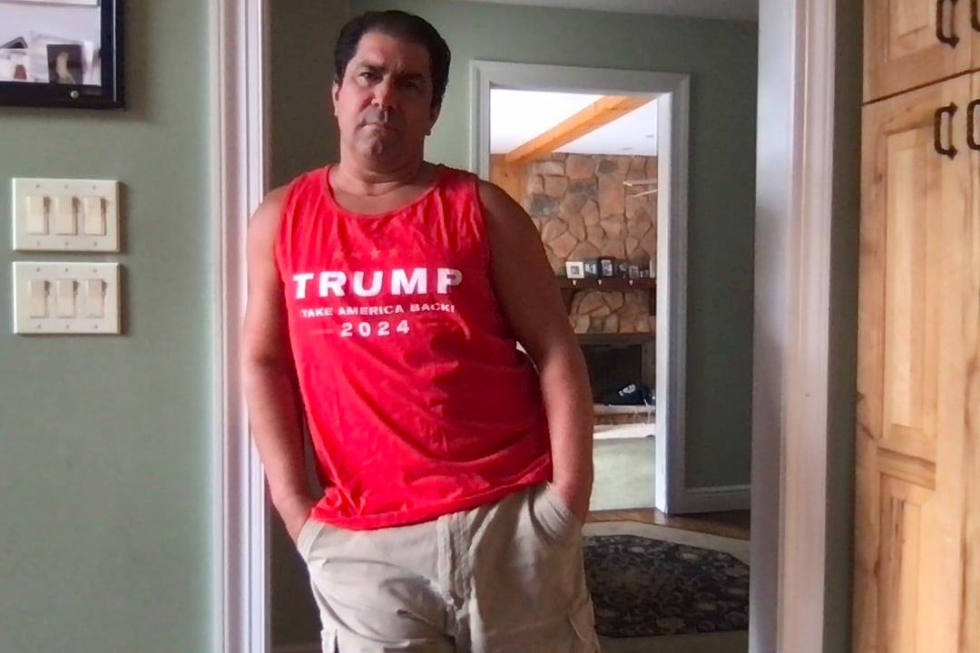 ConvincingStr8s's tweet photo. 😍 My sexy Italian daddy  (not a big fan of that red shirt though😁).  #StraightMales https://t.co/qh9OP7LDin