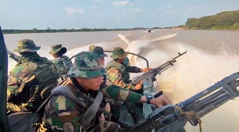 CEOFANBVE's tweet image. 🇻🇪🔁 RT || GJ. @dhernandezlarez: #FANB es garantía de paz y soberanía a través del Sistema Defensivo Territorial ! Independencia o nada ! #CEOFANB #EscudoBolivariano2023