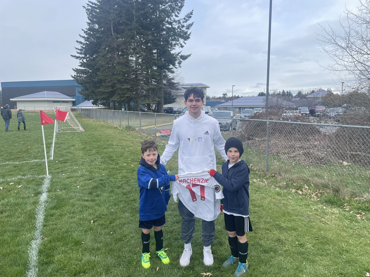 CdnFootyMK's tweet photo. So proud of you Liam! Thanks for popping by and inspiring the next generation buddy!! @ComoxClub #BestLittleClubInCanada #BestSmallTownClubInCanada https://t.co/6hAVEeWWwF