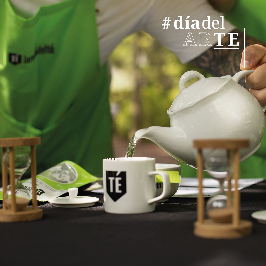 delteruta's tweet photo. Hoy es el #diadelarte y para nosotros el #té es nuestro #arte. ☕ Como cada artista tiene su estilo, cada persona tiene su propio ritual a la hora de tomar y/o elaborar su té, según la #cultura o región en la que se encuentre.😊 Y vos, ¿tenés tu propio ritual? https://t.co/UBe72IHIYp