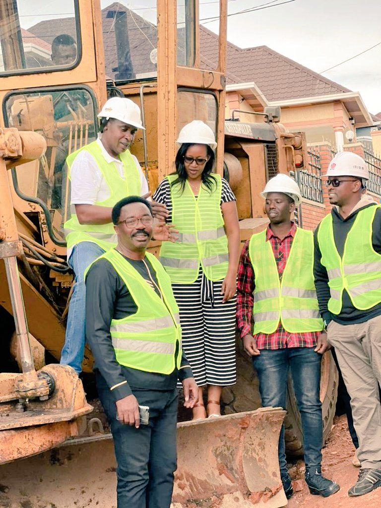 CellMuyange's tweet photo. Uyu munsi, @cellmuyange. Ari kumwe nubuyobozi bw'Akagari ka Muyange,Umudugudu wa Muyange  E/S @kagarama_sector Uwamwiza M.Chantal yatangije ku mugaragaro iyubakwa ry'umuhanda wikorerwa n'abaturage (Neighborhood roads)ufite uburebure bwa 130m ukaba uzatwara arenga miliyoni 10. https://t.co/9YypjxLdhA