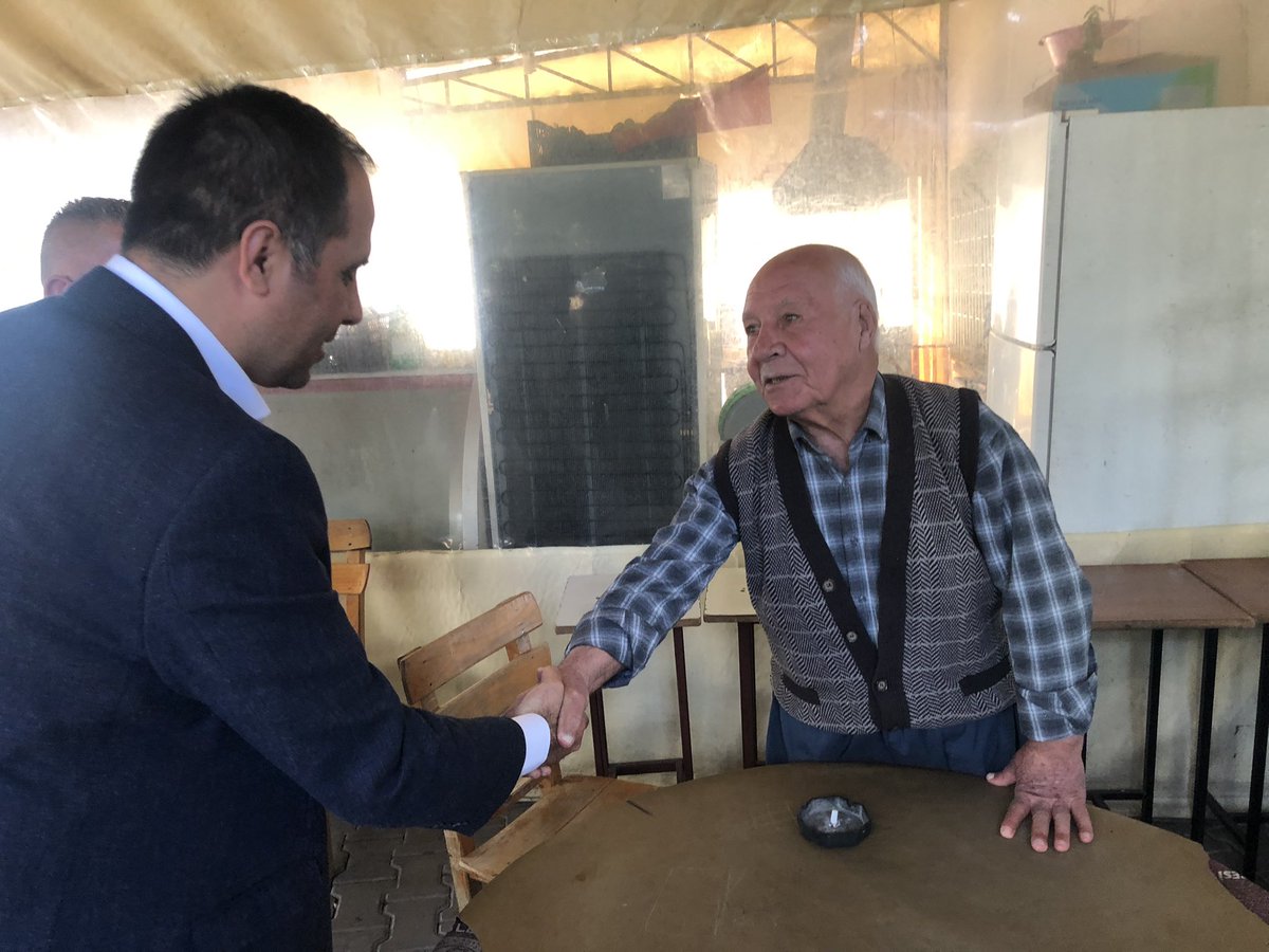 Mezitli_AkParti's tweet photo. Eski Mezitli Mahallemizde Mersin Milletvekili adayımız @ALKIRATLI ve Teşkilat mensuplarımızla Kıraathane ziyareti gerçekleştirdik; Hemşerilerimizle hasbihâl edip öneri ve isteklerini dinledik.🇹🇷 https://t.co/VPan4or7aB