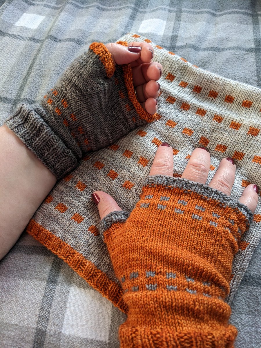 Finished my colour block cowl and mitts! Patterns by @EverydayKnitter  and yarn by <a href="/asyetyarns/">As Yet Yarns</a>