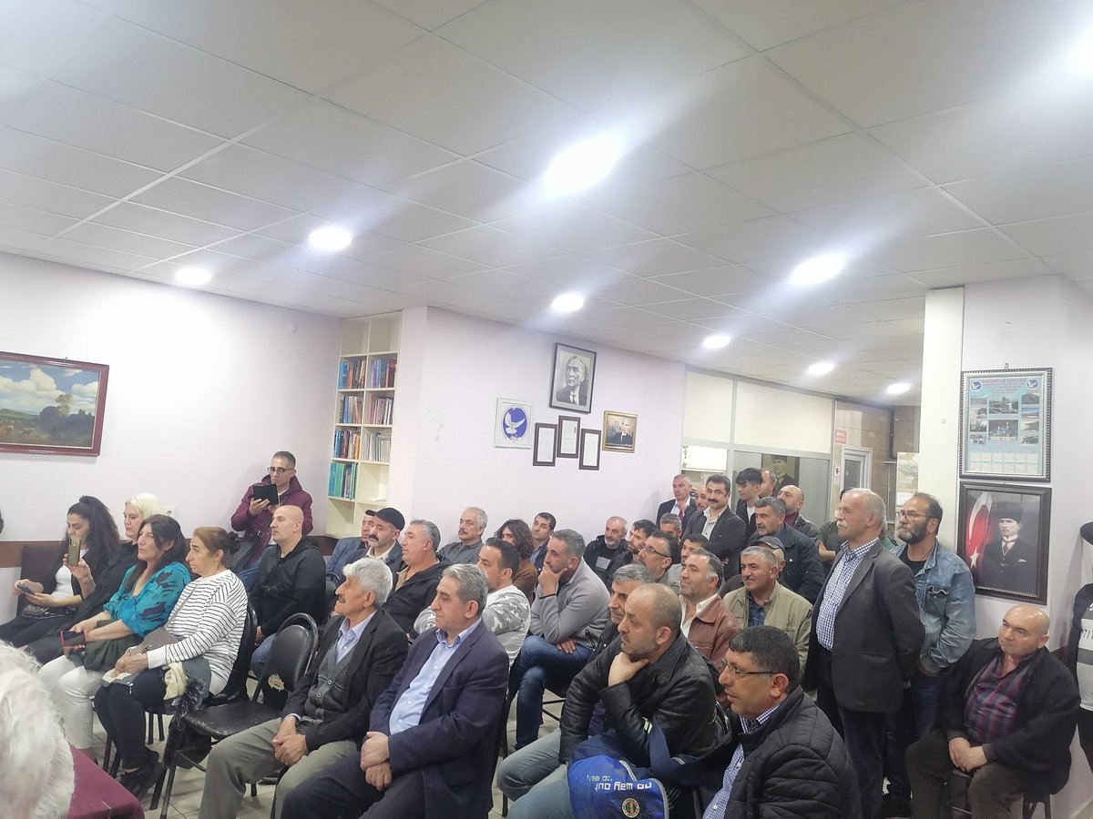 PendikTkp's tweet photo. İstanbul 1. Bölge Milletvekili adaylarımız @ilyassalmansm, @mesutgulcicek, @mahiradiguzel ve @HilalAtas__ 'ın katılımlarıyla Ahmet Yesevi Erzincan Tercan Başbudak Köyü Derneği'nde emekçilerle buluştuk.

@istanbul_tkp

Eşit ve özgür bir ülke için #1oyErdoğanGitsinDiye1oyTKP https://t.co/rG4n7QTsAb