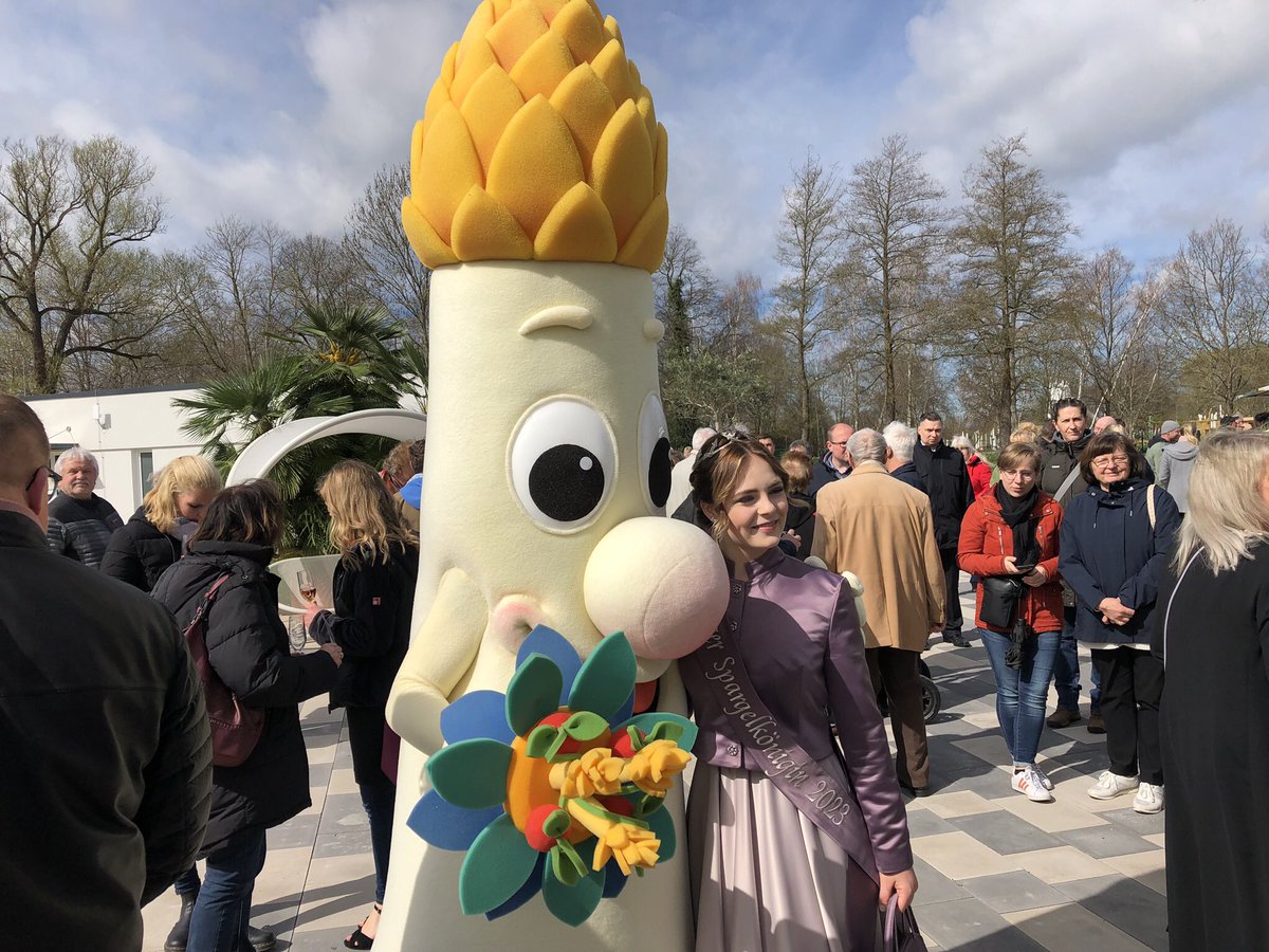 Bin jetzt offiziell Royal-Expertin. Ich weiß jetzt alles über Milch-, Apfel- und Gurkenköniginnen. Das beste Maskottchen hat auf jeden Fall die Beelitzer Spargelkönigin. I present to you: Spargelino.