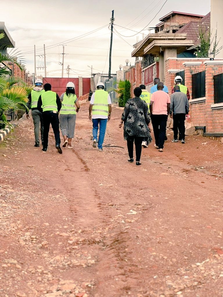 CellMuyange's tweet photo. Uyu munsi, @cellmuyange. Ari kumwe nubuyobozi bw'Akagari ka Muyange,Umudugudu wa Muyange  E/S @kagarama_sector Uwamwiza M.Chantal yatangije ku mugaragaro iyubakwa ry'umuhanda wikorerwa n'abaturage (Neighborhood roads)ufite uburebure bwa 130m ukaba uzatwara arenga miliyoni 10. https://t.co/9YypjxLdhA