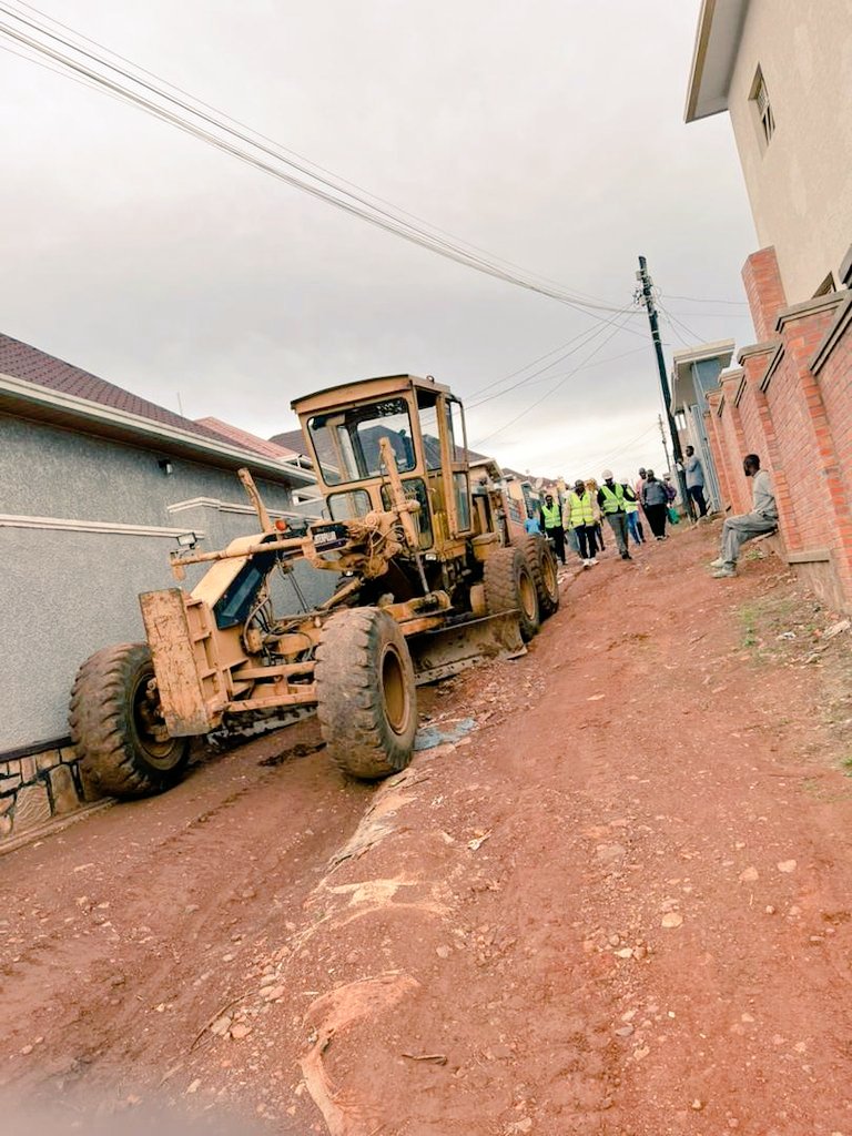CellMuyange's tweet photo. Uyu munsi, @cellmuyange. Ari kumwe nubuyobozi bw'Akagari ka Muyange,Umudugudu wa Muyange  E/S @kagarama_sector Uwamwiza M.Chantal yatangije ku mugaragaro iyubakwa ry'umuhanda wikorerwa n'abaturage (Neighborhood roads)ufite uburebure bwa 130m ukaba uzatwara arenga miliyoni 10. https://t.co/9YypjxLdhA