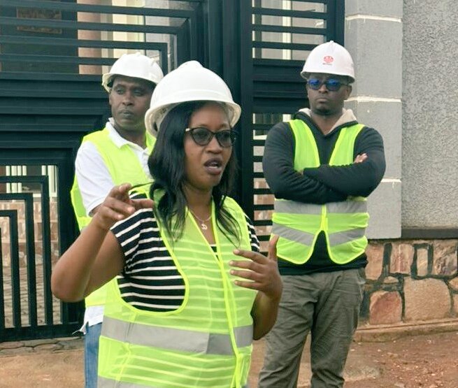 CellMuyange's tweet photo. yashimiye abaturage batekereje iki gikorwa cyo kwiyubakira umuhanda  maze aboneraho kubasaba ko bakomeza ubwo bumwe no muzindi gahunda zitandukanye nko kwicungira umutekano, abasaba kuba nkore neza bandebereho kuko babera abandi urugero.@RwandaLocalGov @PudenceR @merardmp https://t.co/Xz27dSp1BJ