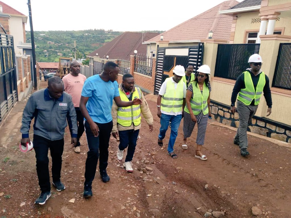 CellMuyange's tweet photo. yashimiye abaturage batekereje iki gikorwa cyo kwiyubakira umuhanda  maze aboneraho kubasaba ko bakomeza ubwo bumwe no muzindi gahunda zitandukanye nko kwicungira umutekano, abasaba kuba nkore neza bandebereho kuko babera abandi urugero.@RwandaLocalGov @PudenceR @merardmp https://t.co/Xz27dSp1BJ