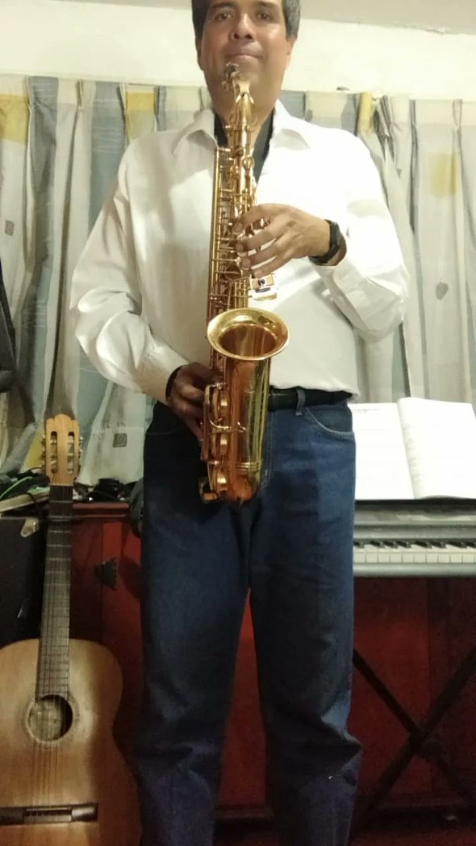 CentEducMusiCEM's tweet photo. Me pidieron clases de saxofón alto 🎷 
Así que a practicar.
Y aunque es la primera vez que voy a dar clase de ese instrumento; la ventaja de saber leer por nota 🎼🎵🎶 es que uno puede tocar cualquier instrumento musical.
😎👍🏼✌🏼 https://t.co/3GPGrHBNjj