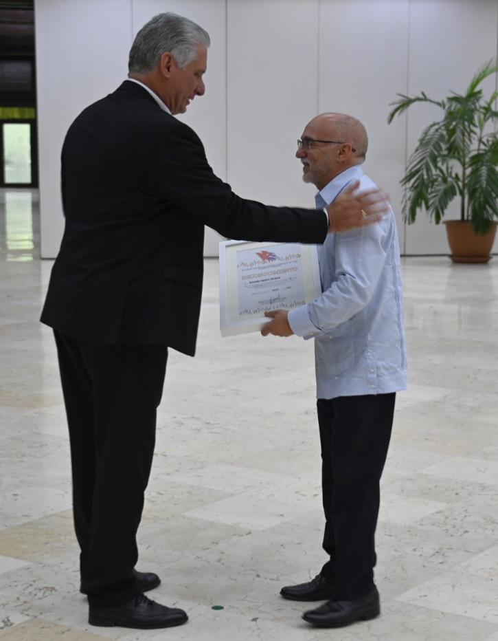 En la ceremonia son reconocidos 63 cuadros y trabajadores de entre 5 y 55 años de trabajo ininterrumpido en el <a href="/PartidoPCC/">Partido Comunista de Cuba</a>.
Felicidades a todos y todas. 
#Cuba #GironDeVictorias