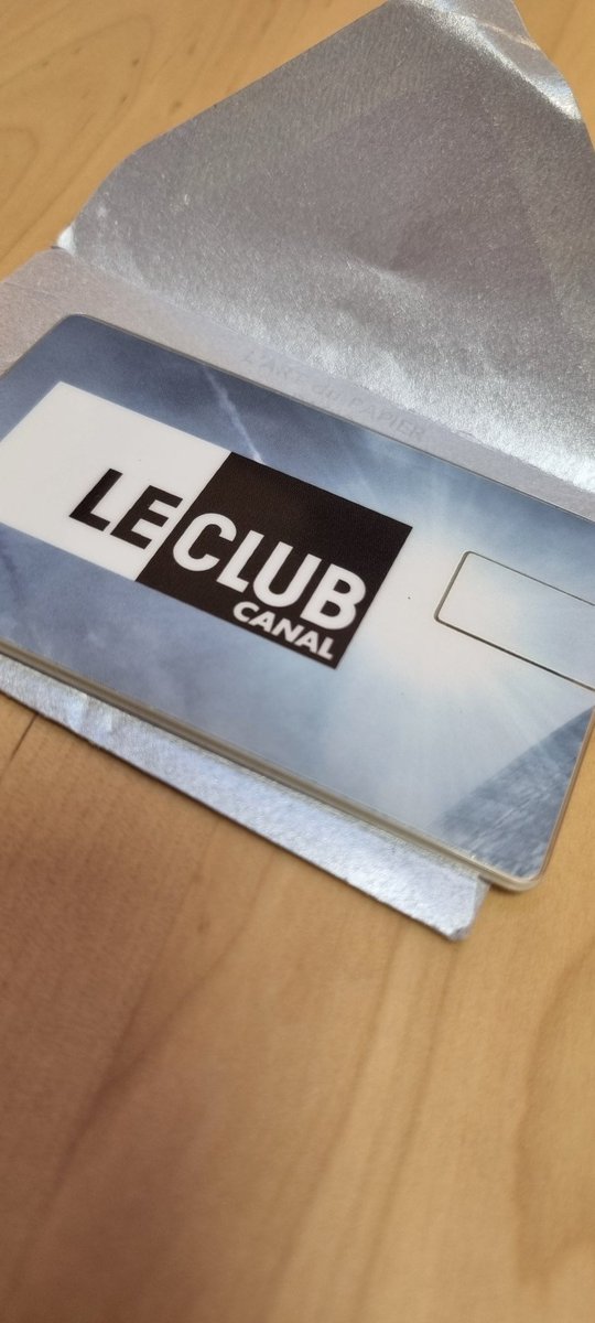 PlaneteCSAT's tweet photo. Oh la petite trouvaille perdue au fond d'un carton ... petit vestige ou @canalplus et @SYFYfr étaient encore amoureux 😄 #cadeau #1Go #souvenir https://t.co/D8LbvdeHzw